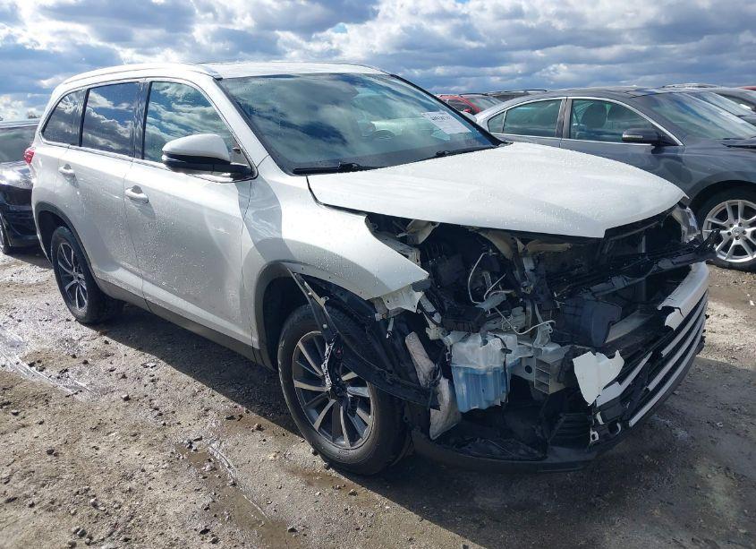 2019 Toyota Highlander XLE (VIN 5TDKZRFH7KS573543) main photo