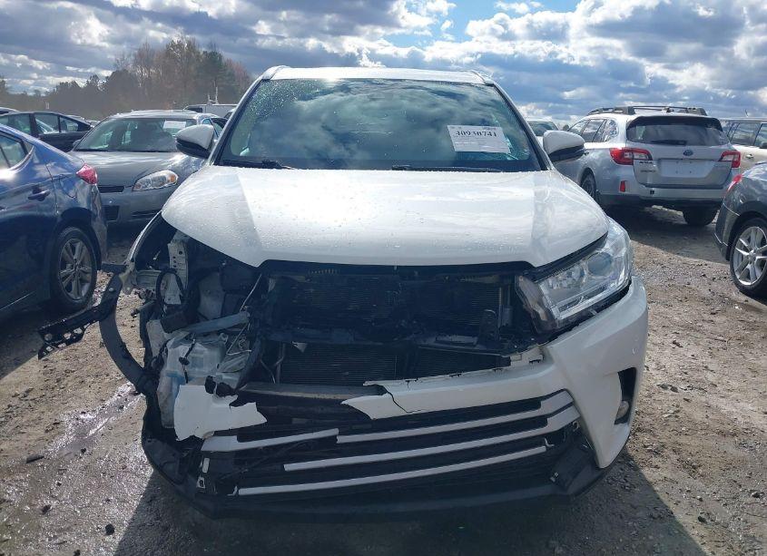 Photo 12 of 2019 Toyota Highlander XLE (VIN 5TDKZRFH7KS573543)