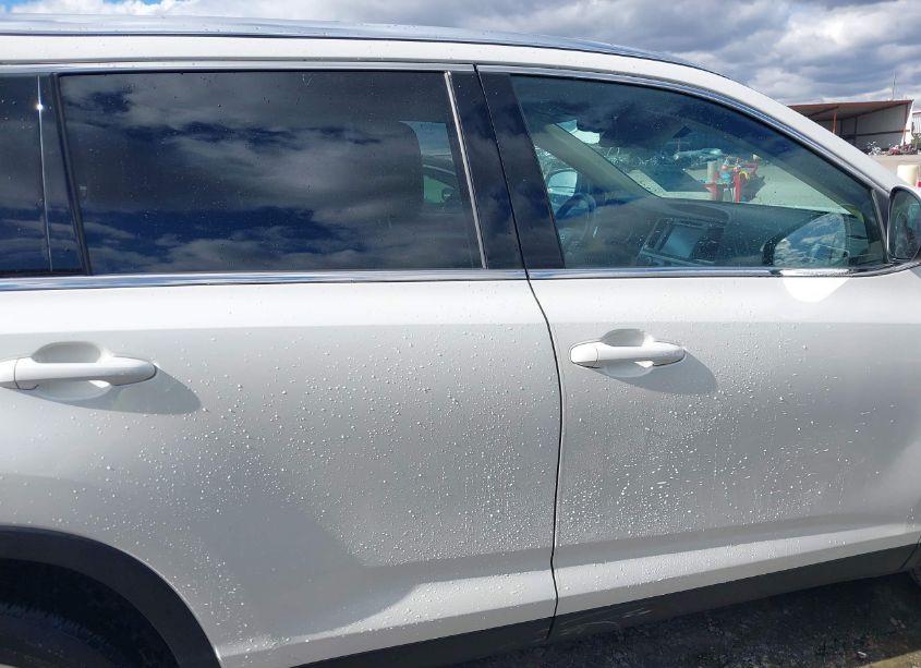 Photo 13 of 2019 Toyota Highlander XLE (VIN 5TDKZRFH7KS573543)