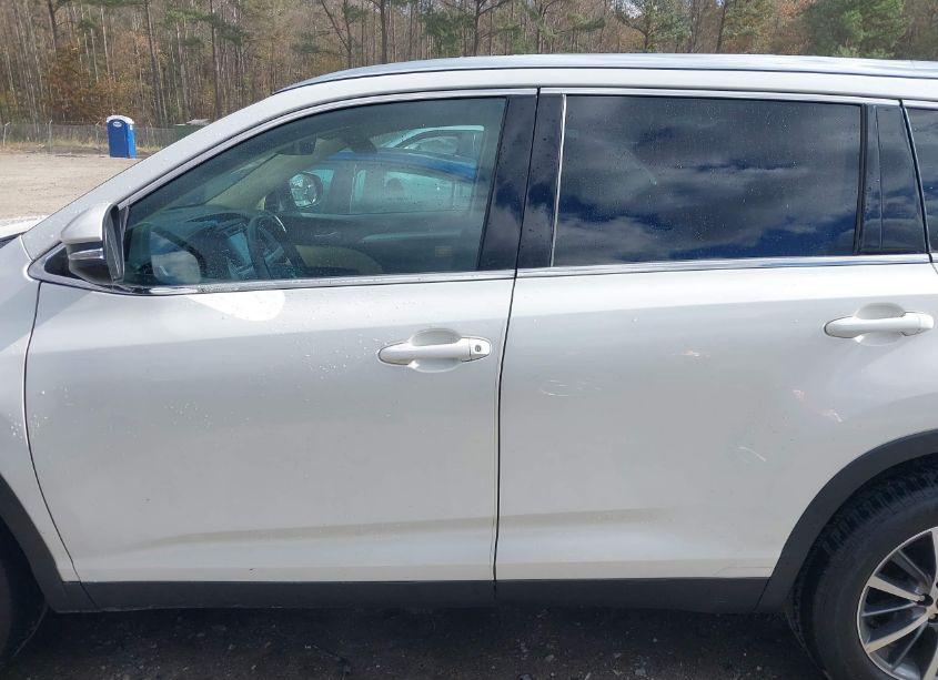 Photo 14 of 2019 Toyota Highlander XLE (VIN 5TDKZRFH7KS573543)