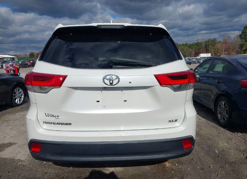 Photo 16 of 2019 Toyota Highlander XLE (VIN 5TDKZRFH7KS573543)