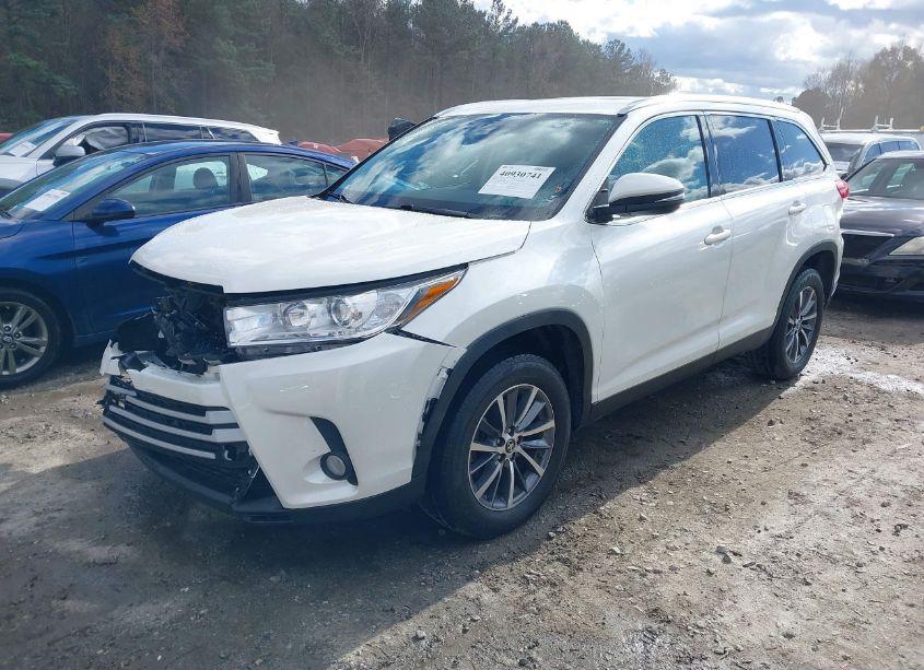 Photo 2 of 2019 Toyota Highlander XLE (VIN 5TDKZRFH7KS573543)