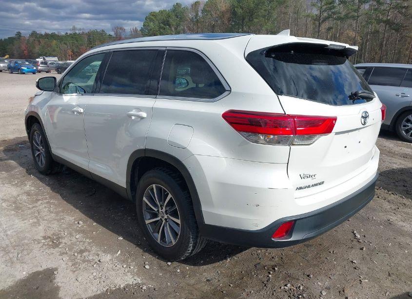 Photo 3 of 2019 Toyota Highlander XLE (VIN 5TDKZRFH7KS573543)