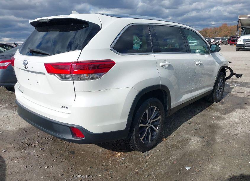 Photo 4 of 2019 Toyota Highlander XLE (VIN 5TDKZRFH7KS573543)