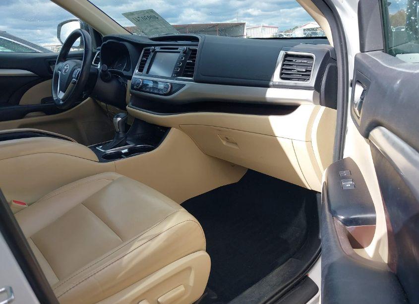 Photo 5 of 2019 Toyota Highlander XLE (VIN 5TDKZRFH7KS573543)