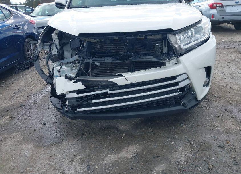 Photo 6 of 2019 Toyota Highlander XLE (VIN 5TDKZRFH7KS573543)