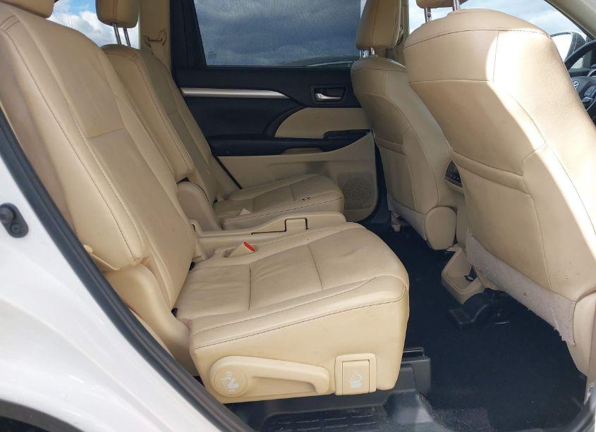 Photo 8 of 2019 Toyota Highlander XLE (VIN 5TDKZRFH7KS573543)