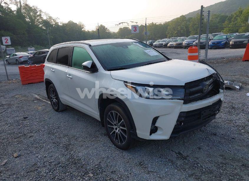 2017 Toyota Highlander SE (VIN 5TDKZRFH8HS187500) main photo