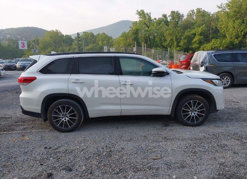 Photo 13 of 2017 Toyota Highlander SE (VIN 5TDKZRFH8HS187500)