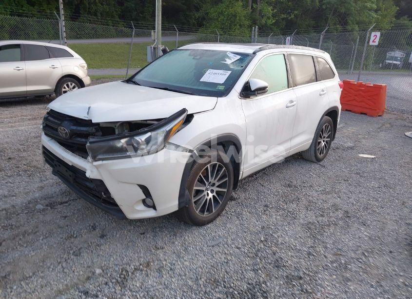Photo 2 of 2017 Toyota Highlander SE (VIN 5TDKZRFH8HS187500)