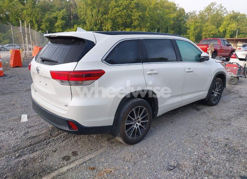 Photo 4 of 2017 Toyota Highlander SE (VIN 5TDKZRFH8HS187500)