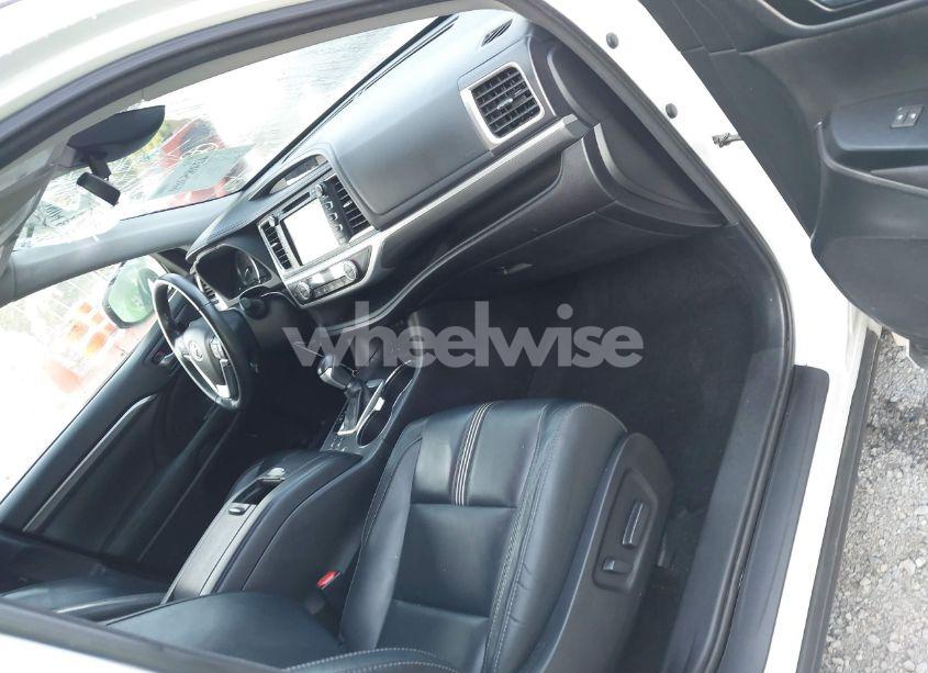 Photo 5 of 2017 Toyota Highlander SE (VIN 5TDKZRFH8HS187500)