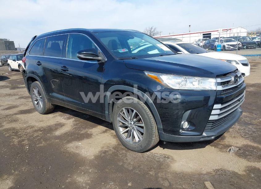 2018 Toyota Highlander XLE (VIN 5TDKZRFH8JS275226) main photo