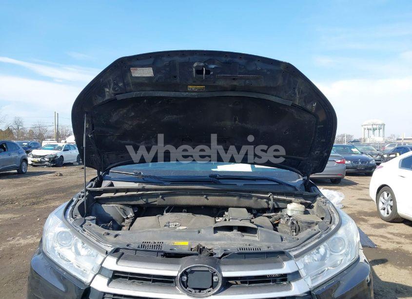 Photo 10 of 2018 Toyota Highlander XLE (VIN 5TDKZRFH8JS275226)
