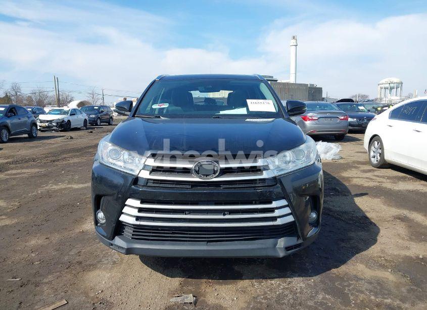 Photo 12 of 2018 Toyota Highlander XLE (VIN 5TDKZRFH8JS275226)