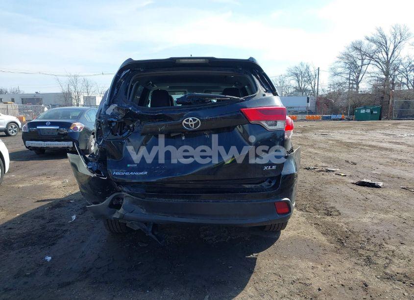 Photo 16 of 2018 Toyota Highlander XLE (VIN 5TDKZRFH8JS275226)