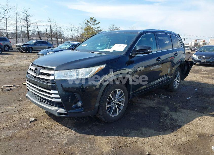 Photo 2 of 2018 Toyota Highlander XLE (VIN 5TDKZRFH8JS275226)
