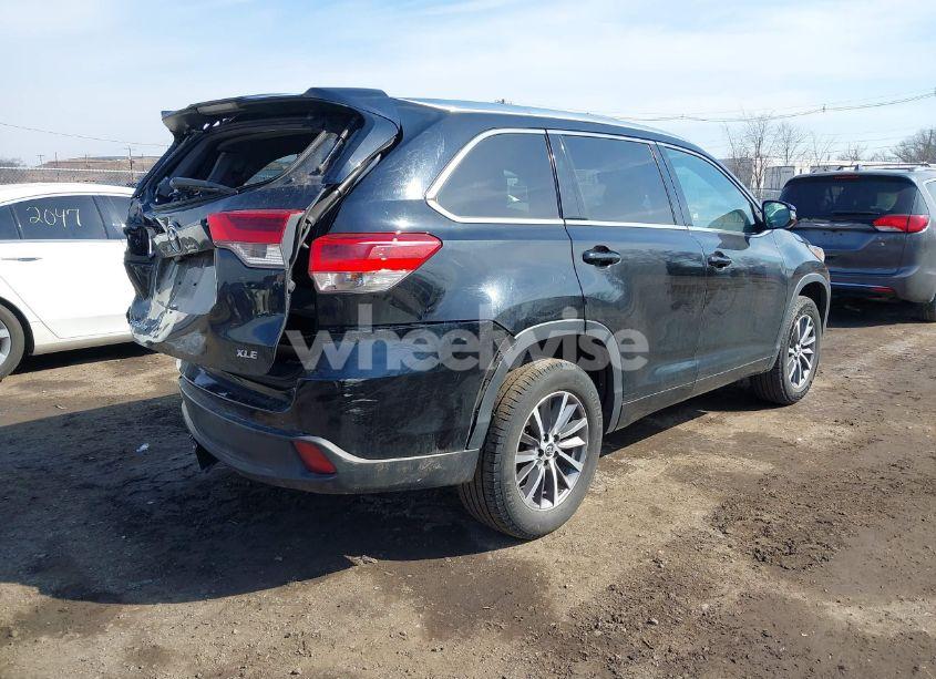 Photo 4 of 2018 Toyota Highlander XLE (VIN 5TDKZRFH8JS275226)