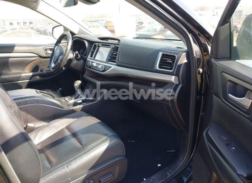 Photo 5 of 2018 Toyota Highlander XLE (VIN 5TDKZRFH8JS275226)