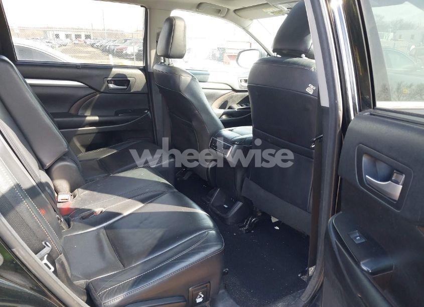 Photo 8 of 2018 Toyota Highlander XLE (VIN 5TDKZRFH8JS275226)