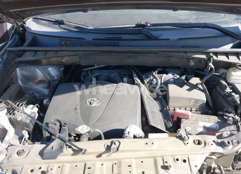 Photo 10 of 2018 Toyota Highlander XLE (VIN 5TDKZRFH8JS283679)