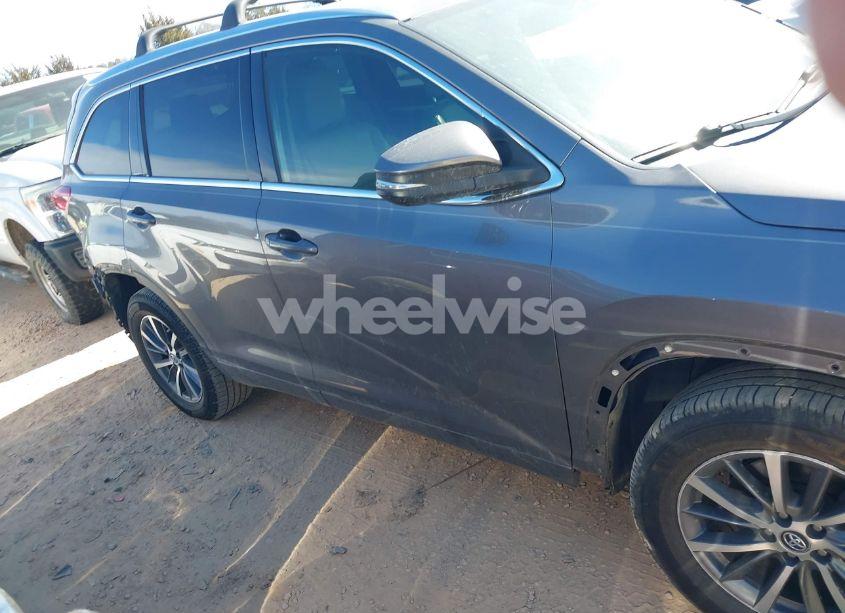 Photo 13 of 2018 Toyota Highlander XLE (VIN 5TDKZRFH8JS283679)