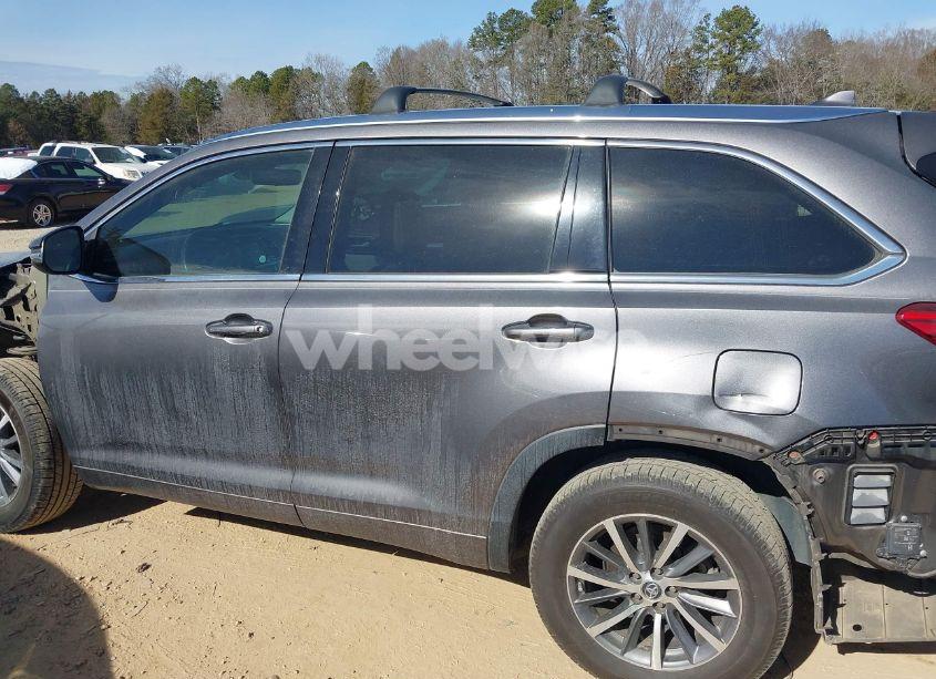 Photo 14 of 2018 Toyota Highlander XLE (VIN 5TDKZRFH8JS283679)