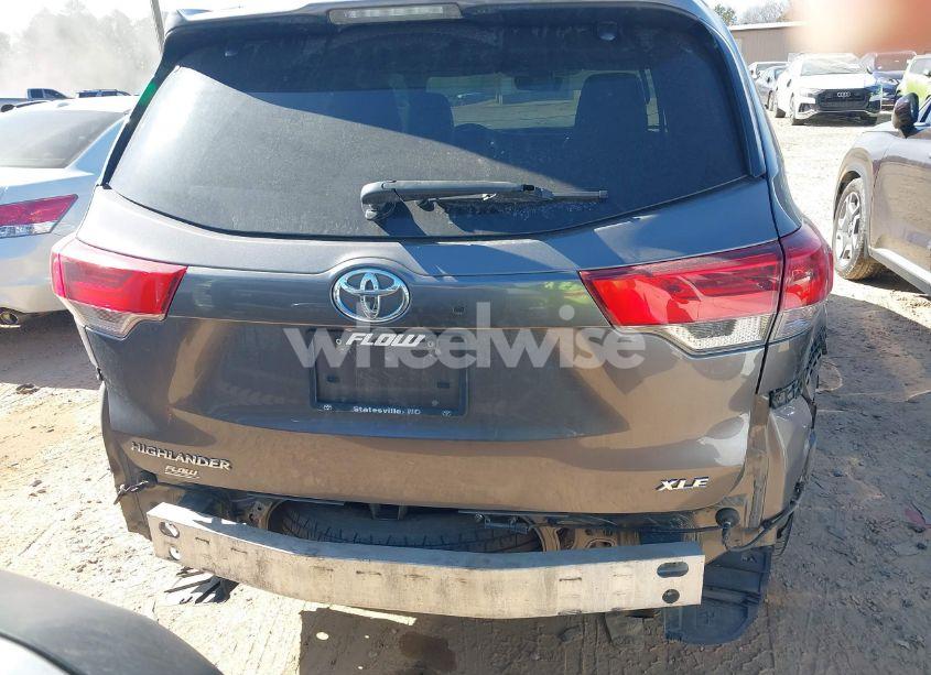 Photo 16 of 2018 Toyota Highlander XLE (VIN 5TDKZRFH8JS283679)