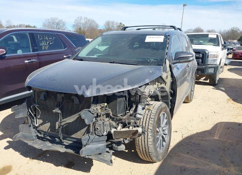 Photo 2 of 2018 Toyota Highlander XLE (VIN 5TDKZRFH8JS283679)