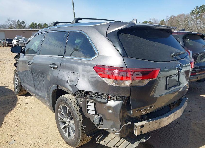 Photo 3 of 2018 Toyota Highlander XLE (VIN 5TDKZRFH8JS283679)