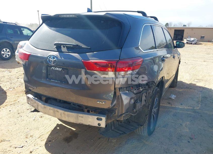 Photo 4 of 2018 Toyota Highlander XLE (VIN 5TDKZRFH8JS283679)
