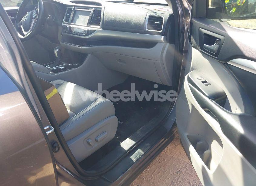 Photo 5 of 2018 Toyota Highlander XLE (VIN 5TDKZRFH8JS283679)