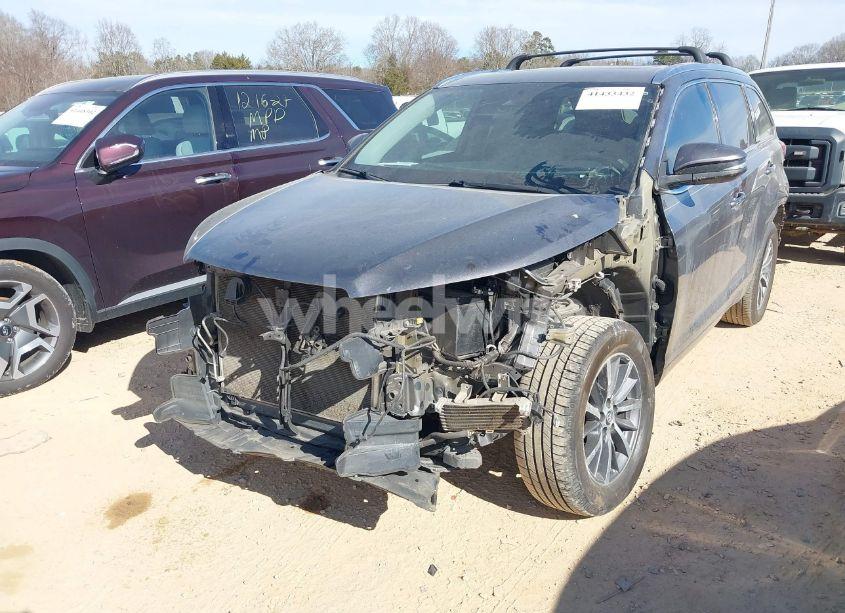 Photo 6 of 2018 Toyota Highlander XLE (VIN 5TDKZRFH8JS283679)