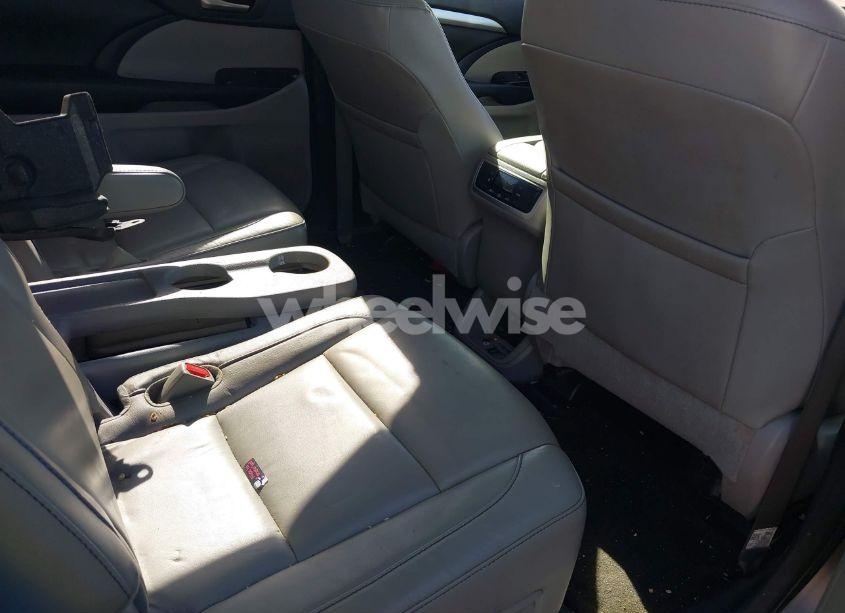 Photo 8 of 2018 Toyota Highlander XLE (VIN 5TDKZRFH8JS283679)