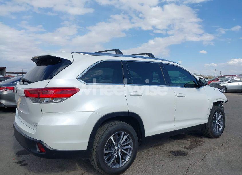 Photo 14 of 2019 Toyota Highlander XLE (VIN 5TDKZRFH8KS311191)