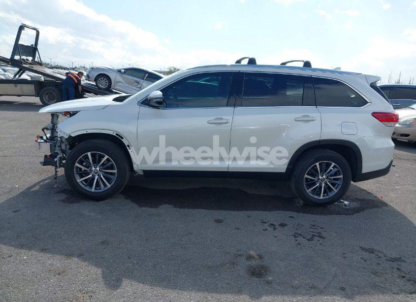 Photo 15 of 2019 Toyota Highlander XLE (VIN 5TDKZRFH8KS311191)
