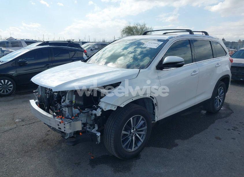Photo 2 of 2019 Toyota Highlander XLE (VIN 5TDKZRFH8KS311191)