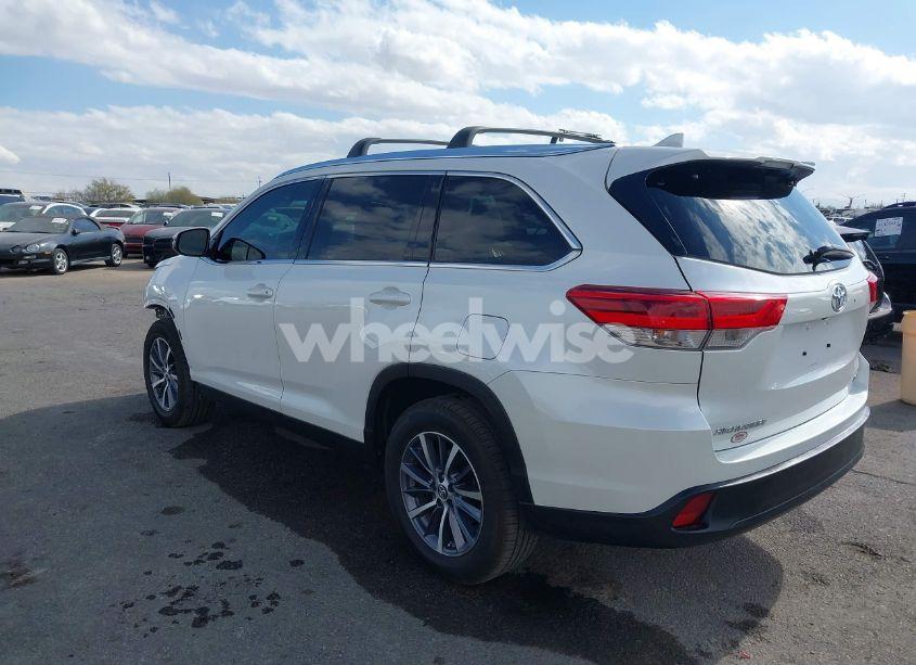 Photo 3 of 2019 Toyota Highlander XLE (VIN 5TDKZRFH8KS311191)