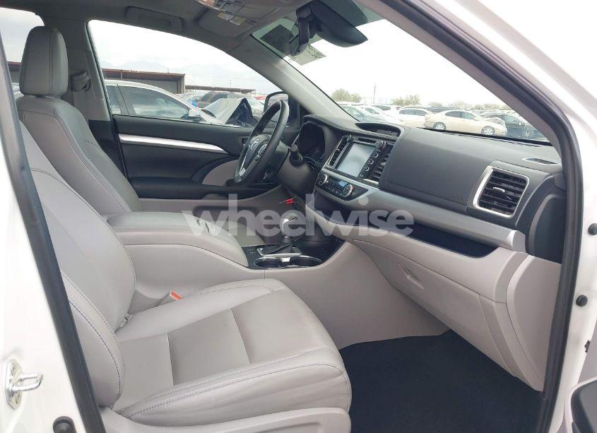 Photo 5 of 2019 Toyota Highlander XLE (VIN 5TDKZRFH8KS311191)