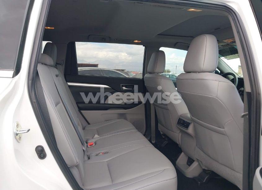 Photo 8 of 2019 Toyota Highlander XLE (VIN 5TDKZRFH8KS311191)