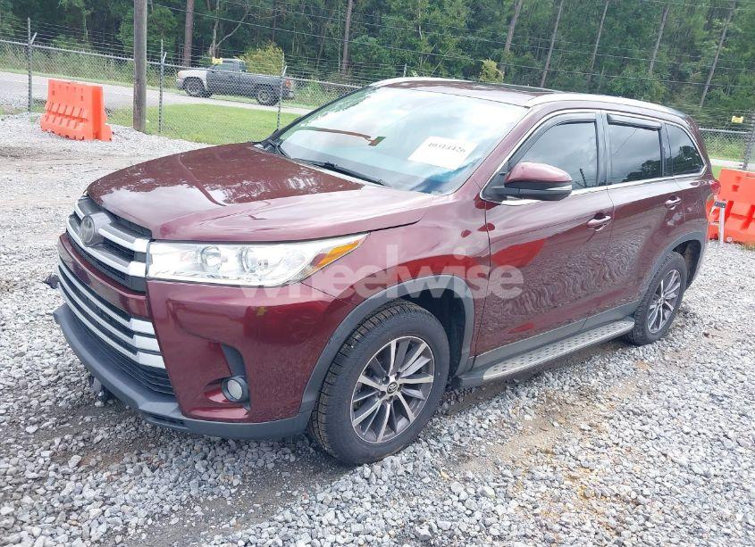 Photo 2 of 2019 Toyota Highlander XLE (VIN 5TDKZRFH8KS311403)