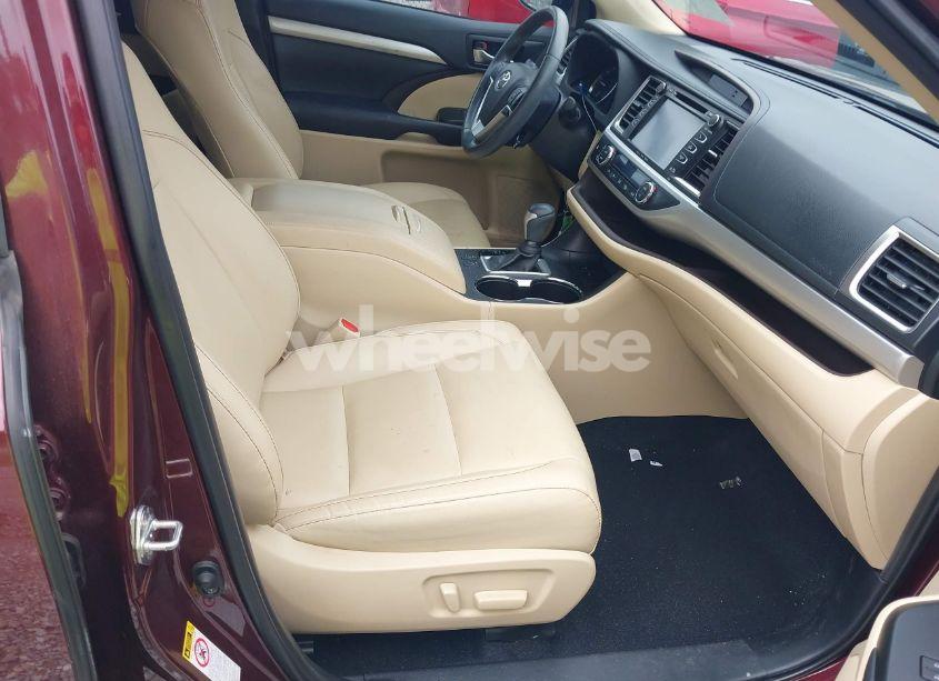 Photo 5 of 2019 Toyota Highlander XLE (VIN 5TDKZRFH8KS311403)