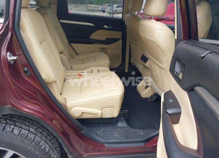 Photo 8 of 2019 Toyota Highlander XLE (VIN 5TDKZRFH8KS311403)