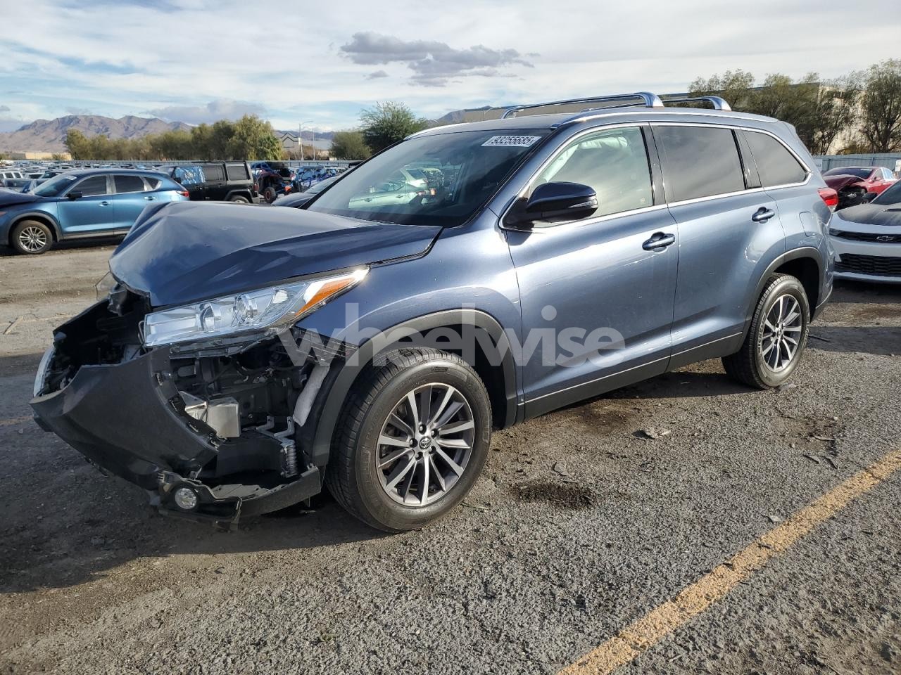 2019 TOYOTA HIGHLANDER SE (VIN 5TDKZRFH8KS312017) main photo