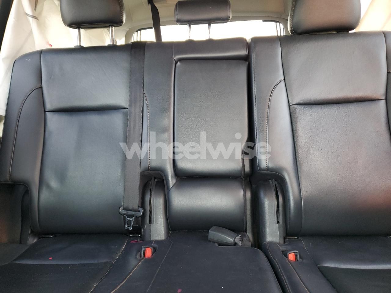 Photo 10 of 2019 TOYOTA HIGHLANDER SE (VIN 5TDKZRFH8KS312017)