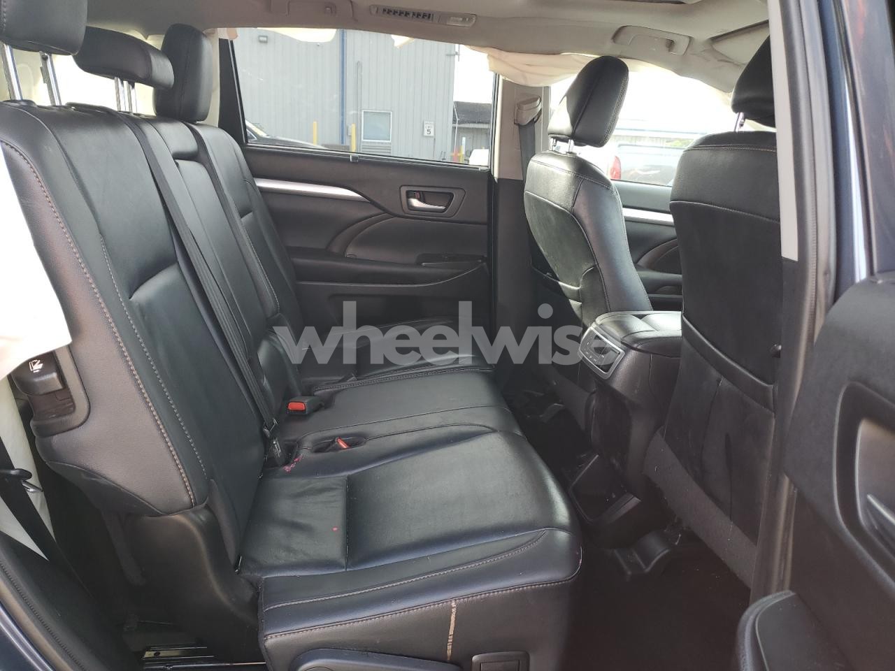 Photo 11 of 2019 TOYOTA HIGHLANDER SE (VIN 5TDKZRFH8KS312017)