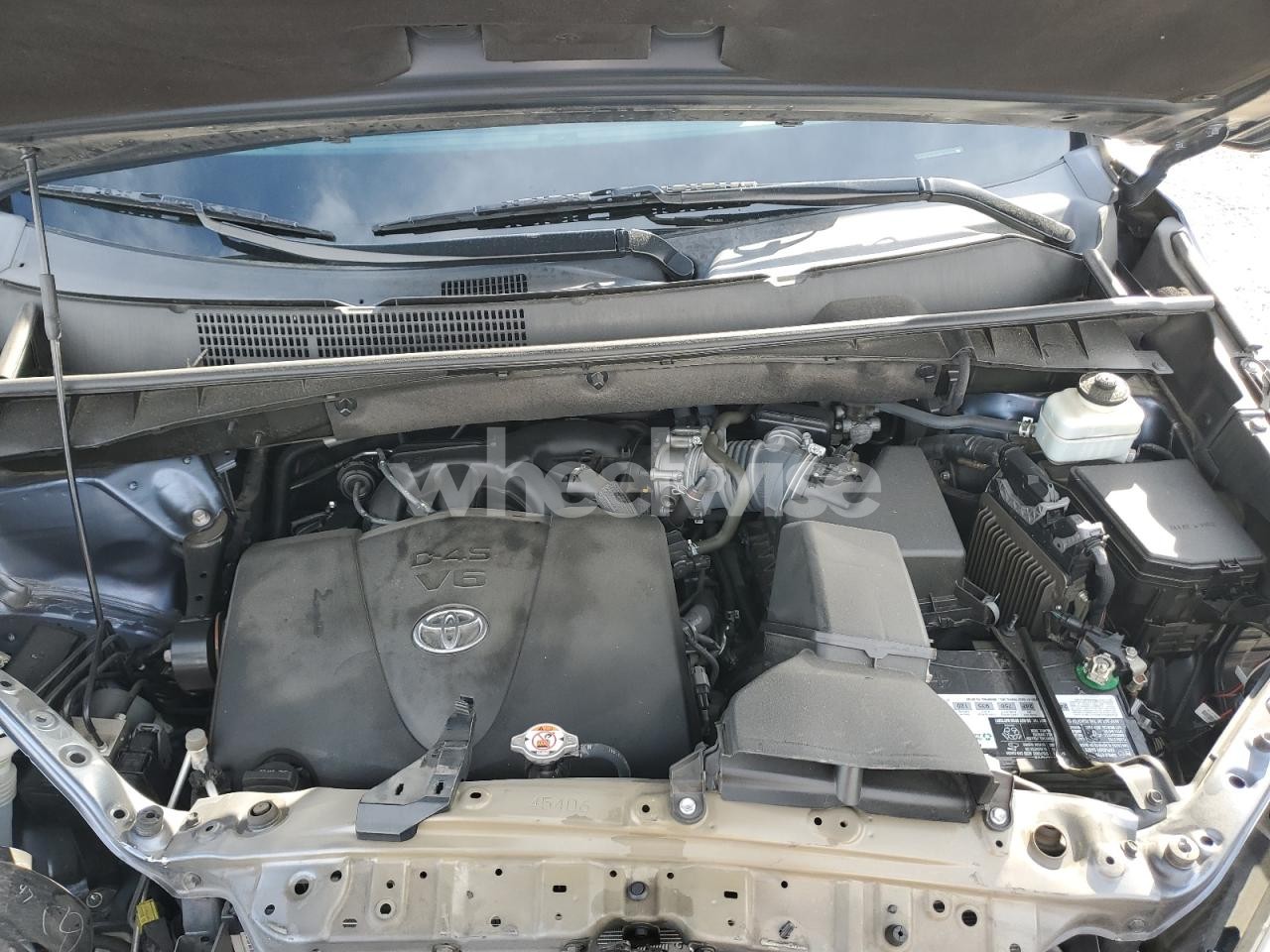 Photo 12 of 2019 TOYOTA HIGHLANDER SE (VIN 5TDKZRFH8KS312017)