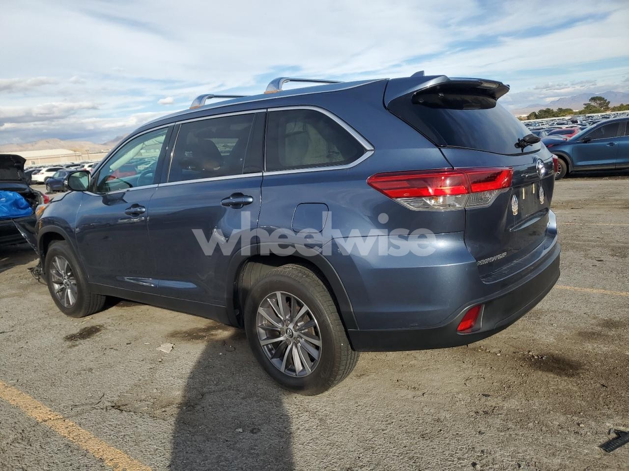Photo 2 of 2019 TOYOTA HIGHLANDER SE (VIN 5TDKZRFH8KS312017)