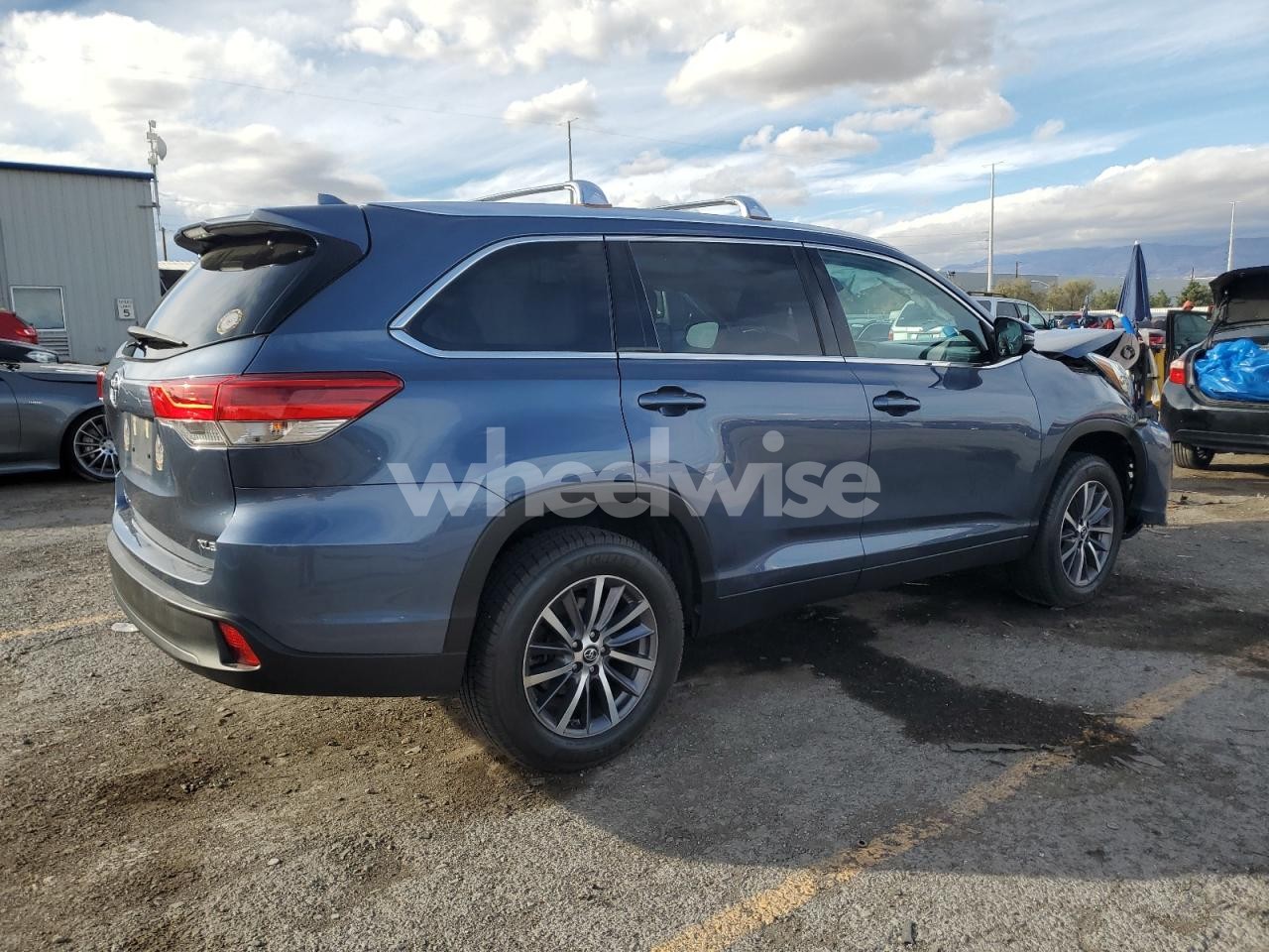 Photo 3 of 2019 TOYOTA HIGHLANDER SE (VIN 5TDKZRFH8KS312017)