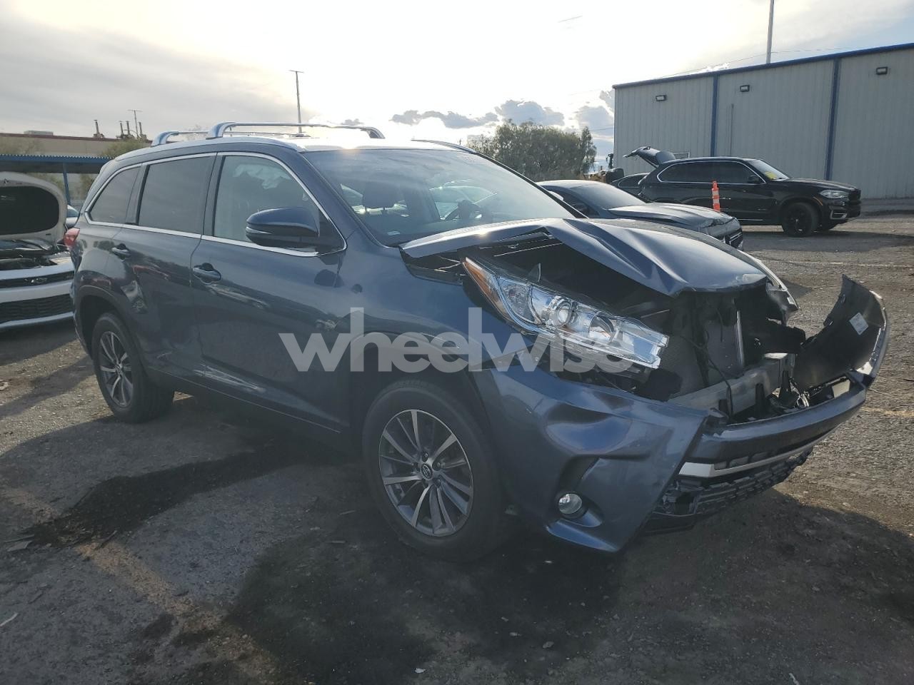 Photo 4 of 2019 TOYOTA HIGHLANDER SE (VIN 5TDKZRFH8KS312017)